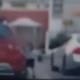 Captan a niña corriendo y agarrada de vehículo en movimiento en NL