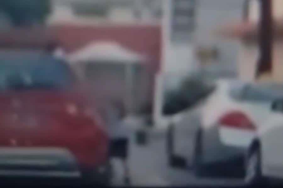Captan a niña corriendo y agarrada de vehículo en movimiento en NL Captan a niña corriendo y agarrada de vehículo en movimiento en NL