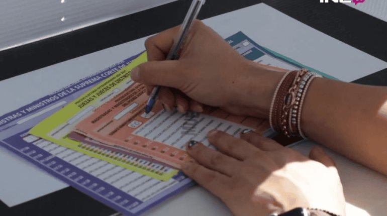 INE tiene audios y ubicación de centros de distribución de "acordeones" vinculados a Morena