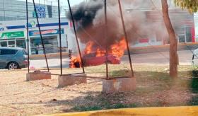 Se quema vehículo en Usumacinta producto de un cortocircuito