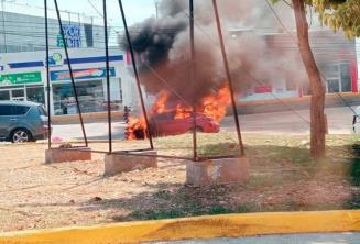 Por cortocircuito se quema vehículo en Paseo Usumacinta