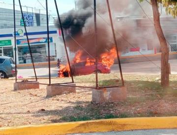 Por cortocircuito se quema vehículo en Paseo Usumacinta