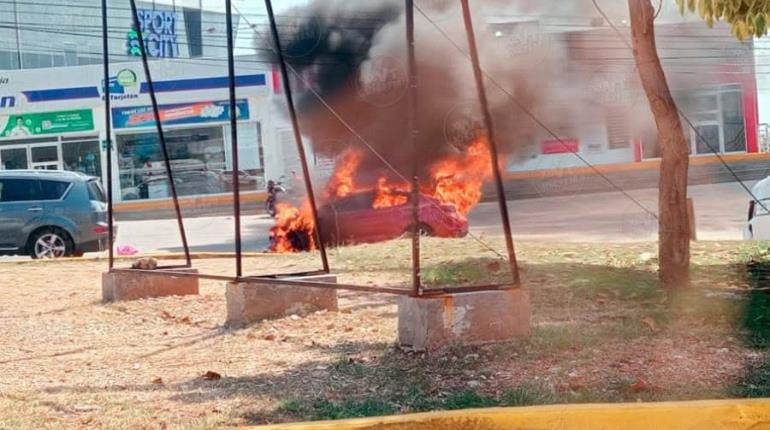 Se quema vehículo en Usumacinta producto de un cortocircuito
