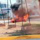 Por cortocircuito se quema vehículo en Paseo Usumacinta