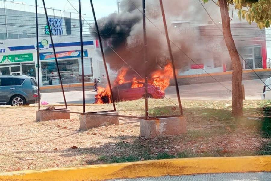 Se quema vehículo en Usumacinta producto de un cortocircuito Se quema vehículo en Usumacinta producto de un cortocircuito