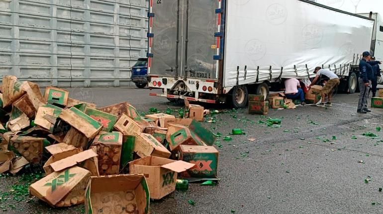 Caen cervezas de tractocamión en la salida a la Villahermosa-Cárdenas