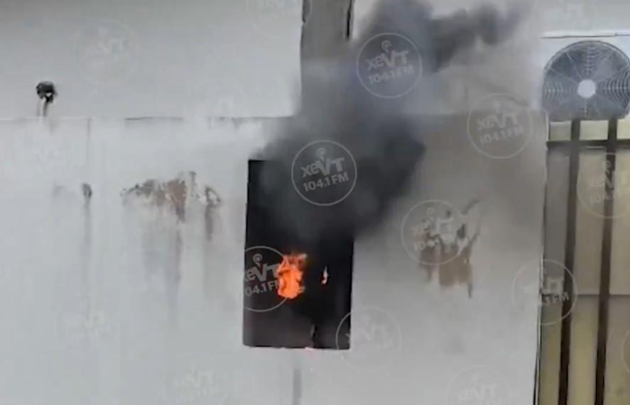 Conato de incendio de mufa y medidor en escuela causa alarma y desalojan a niños en la Magisterial