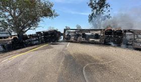 Tráiler nodriza se vuelca en la Maxipista de Culiacán y autos nuevos salen "disparados"