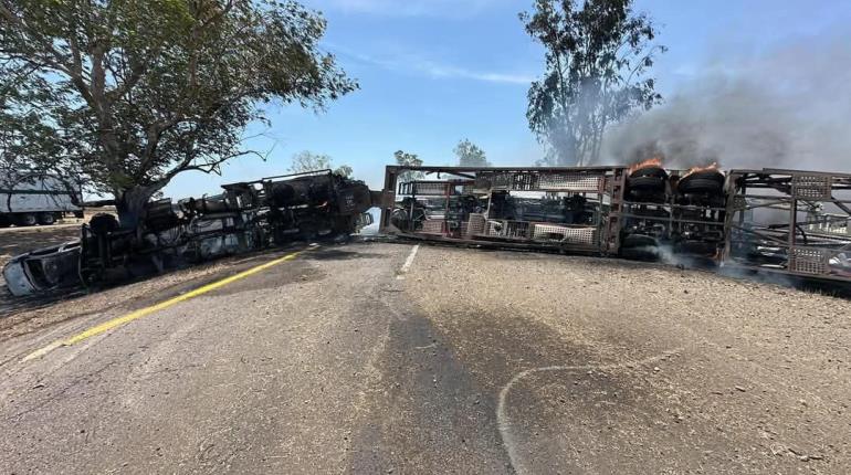 Autos nuevos salen "disparados", tras volcadura de tráiler nodriza en la Maxipista de Culiacán