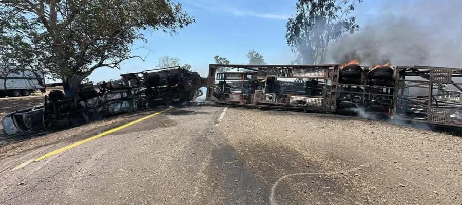 Autos nuevos salen "disparados", tras volcadura de tráiler nodriza en la Maxipista de Culiacán
