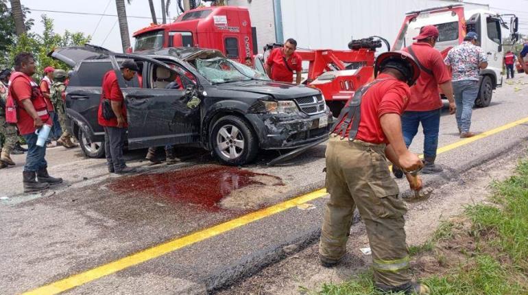 Atiende PC derrame de hidrocarburo tras accidente en la Villahermosa-Cárdenas