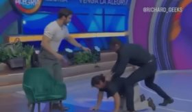 ¡Golpea a staff! Alberto del Río arma zafarrancho en Venga la Alegría