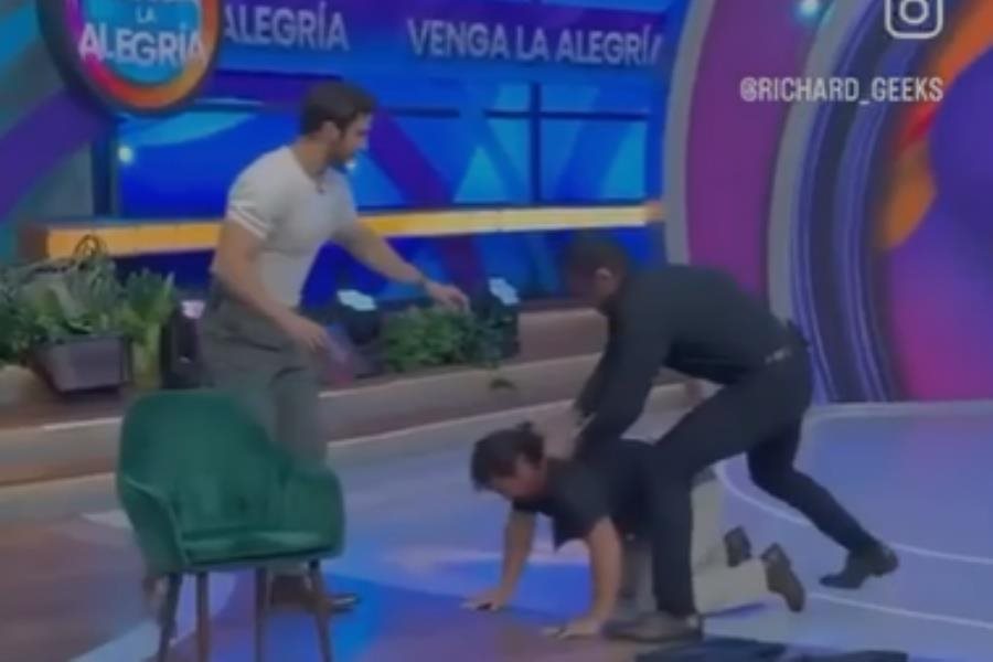 ¡Golpea a staff! Alberto del Río arma zafarrancho en Venga la Alegría ¡Golpea a staff! Alberto del Río arma zafarrancho en Venga la Alegría