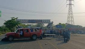 Tras más de 16 horas, habitantes de Tamulté de las Sabanas mantienen bloqueo en la Villahermosa-Frontera