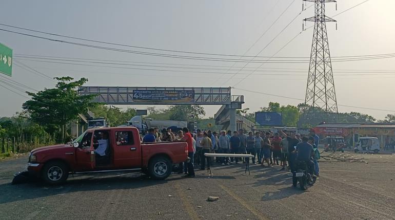 Tras más de 16 horas, habitantes de Tamulté de las Sabanas mantienen bloqueo en la Villahermosa-Frontera
