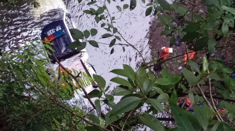 Patrulla con 6 oficiales a bordo cae a río en Veracruz; dos fallecen