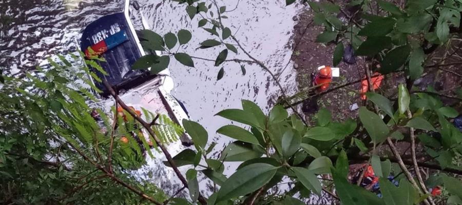Patrulla con 6 oficiales a bordo cae a río en Veracruz; dos fallecen Patrulla con 6 oficiales a bordo cae a río en Veracruz; dos fallecen