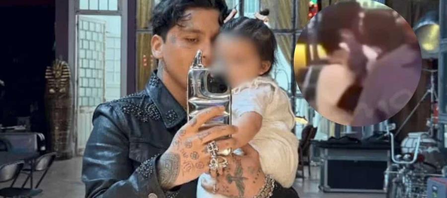 Captan a Nodal con su hija Inti en CDMX Captan a Nodal con su hija Inti en CDMX