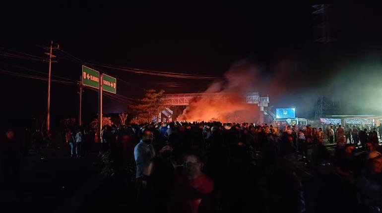 Bloquean la Villahermosa-Frontera; exigen construcción de subestación eléctrica que prometió AMLO