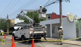 Tras bloquear 3 horas Av. México vecinos de la colonia Del Bosque logran que CFE les reinstale energía