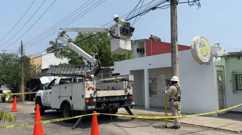 Tras bloquear 3 horas Av. México vecinos de la colonia Del Bosque logran que CFE les reinstale energía