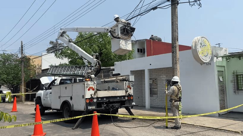 Tras bloquear 3 horas Av. México vecinos de la colonia Del Bosque logran que CFE les reinstale energía Tras bloquear 3 horas Av. México vecinos de la colonia Del Bosque logran que CFE les reinstale energía