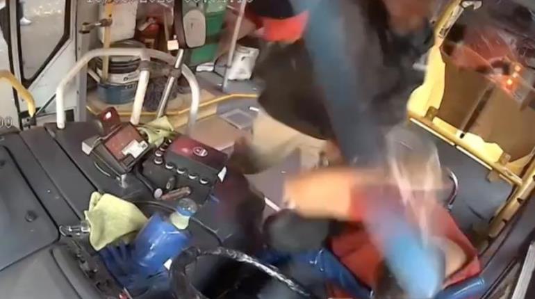 Chofer de autobús en Jalisco queda en coma tras ser agredido; FGE busca al responsable