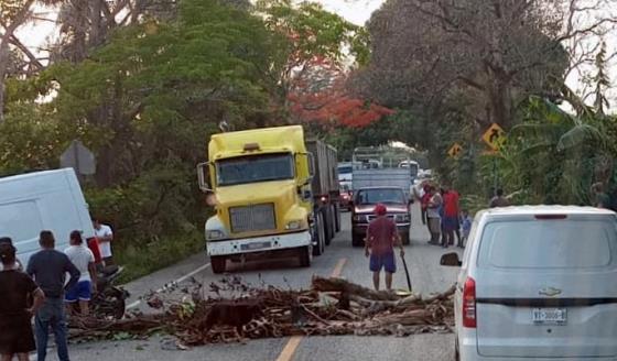 Se suman habitantes del ejido Manuel Buelta y Rayón, de Teapa a ola de bloqueos por falta de energía