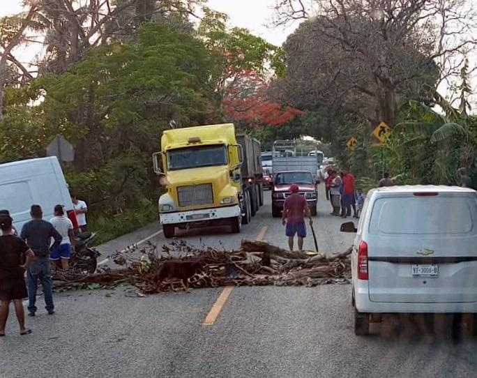 Se suman habitantes del ejido Manuel Buelta y Rayón, de Teapa a ola de bloqueos por falta de energía