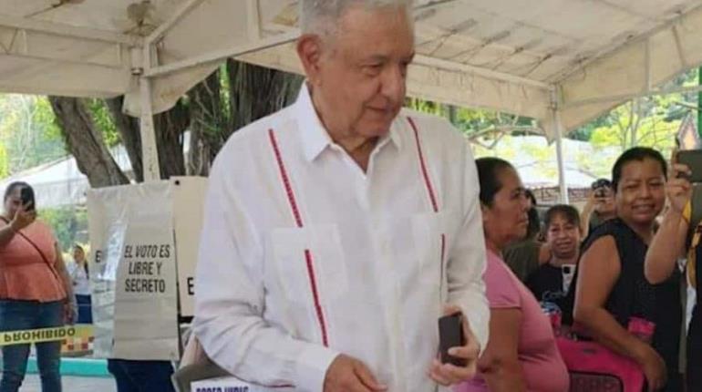 Reaparece AMLO en elección judicial; vota con acordeón
