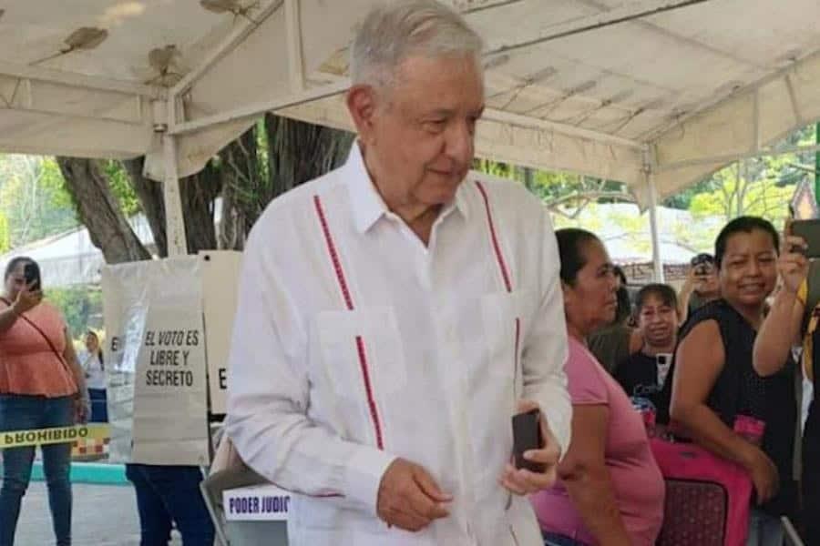 Reaparece AMLO en elección judicial; vota con acordeón Reaparece AMLO en elección judicial; vota con acordeón