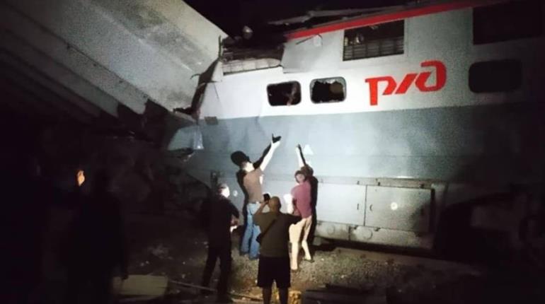 4 heridos y decenas de heridos deja derrumbe de puente sobre un tren en Rusia
