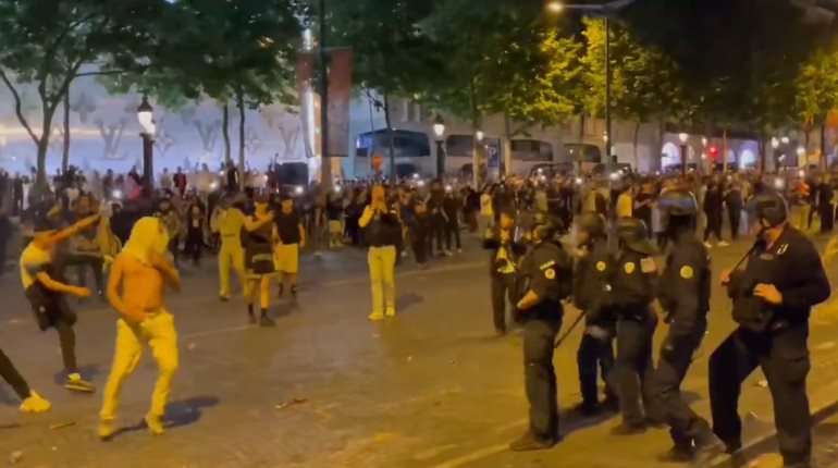 Se enfrentan aficionados del PSG contra la Policía en París