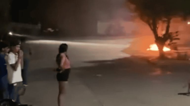 Turba prende fuego a urnas y palacio municipal en Veracruz en protesta contra resultados