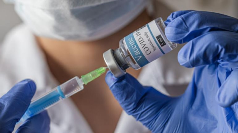 Aprueba FDA nueva vacuna contra COVID