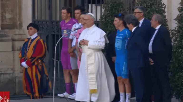 Recibe Papa León XIV Maglia Rosa simbólica del Giro de Italia