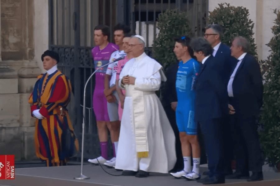 Recibe Papa León XIV Maglia Rosa simbólica del Giro de Italia Recibe Papa León XIV Maglia Rosa simbólica del Giro de Italia
