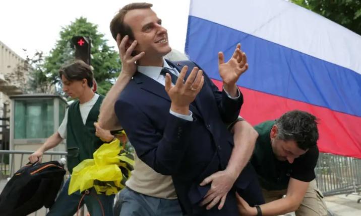 Activistas roban figura de cera de Macron para protestar contra compra de gas natural a Rusia
