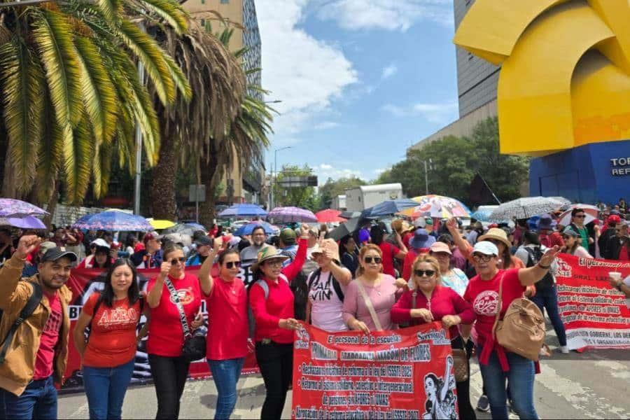 CNTE continúa sin llegar acuerdo con Segob y mantienen plantón en el Zócalo de la CDMX CNTE continúa sin llegar acuerdo con Segob y mantienen plantón en el Zócalo de la CDMX