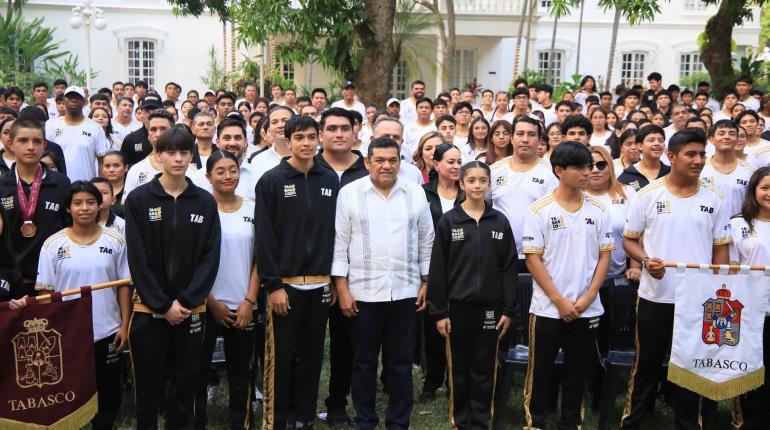 Abanderan a delegación tabasqueña que participa en la Olimpiada Nacional 2025