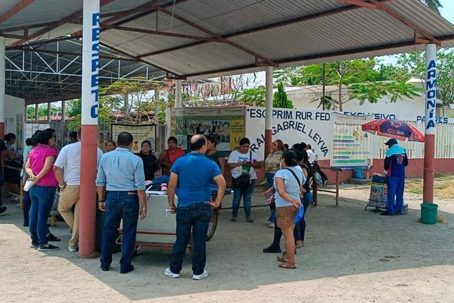 Por falta de energía eléctrica, padres cierran primaria en El Cedro Por falta de energía eléctrica, padres cierran primaria en El Cedro