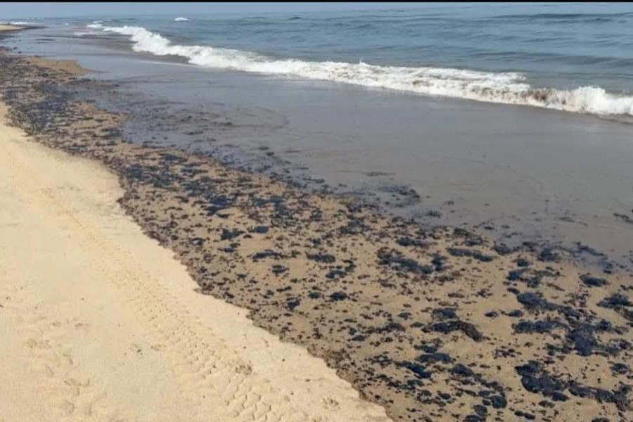 Informa Pemex que concluyeron la contención y limpieza en playas de Paraíso, tras derrame Informa Pemex que concluyeron la contención y limpieza en playas de Paraíso, tras derrame