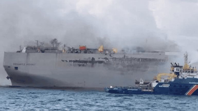 Se incendia Buque en costa de Alaska; transportaba 3 mil vehículos de China a México