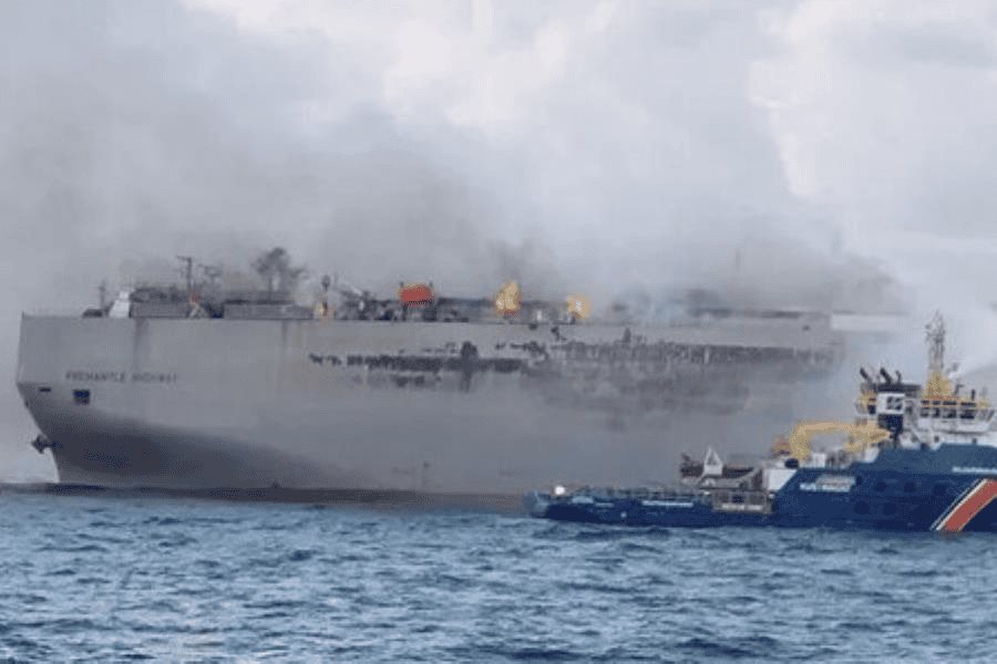 Se incendia Buque en costa de Alaska; transportaba 3 mil vehículos de China a México Se incendia Buque en costa de Alaska; transportaba 3 mil vehículos de China a México