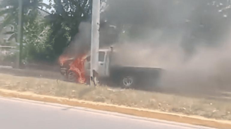 Se quema camioneta por cortocircuito en el Periférico de Villahermosa