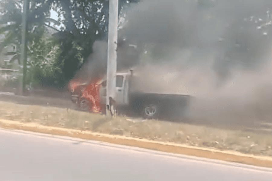 Se quema camioneta por cortocircuito en el Periférico de Villahermosa Se quema camioneta por cortocircuito en el Periférico de Villahermosa