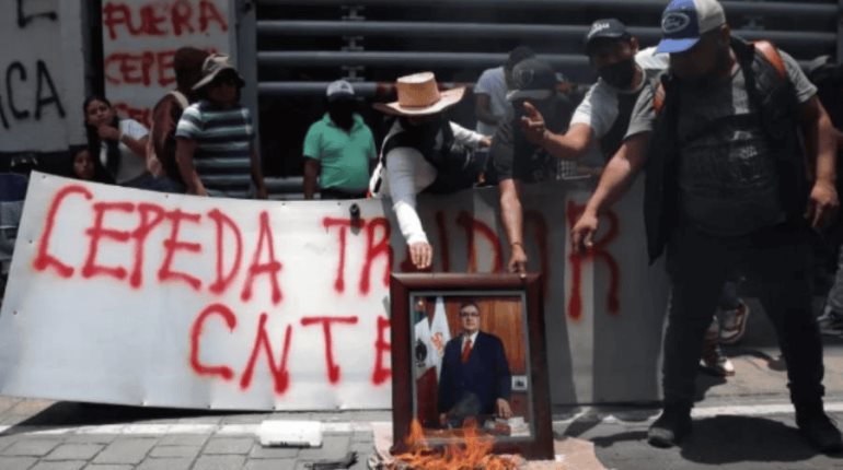 La CNTE incendia edificio del SNTE en CDMX