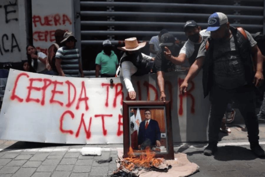 La CNTE incendia edificio del SNTE en CDMX La CNTE incendia edificio del SNTE en CDMX