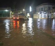 Importantes encharcamientos en el centro de Jonuta fue el saldo de la fuerte lluvia registrada anoche
