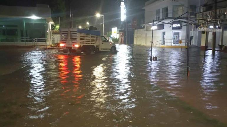 Importantes encharcamientos en el centro de Jonuta fue el saldo de la fuerte lluvia registrada anoche